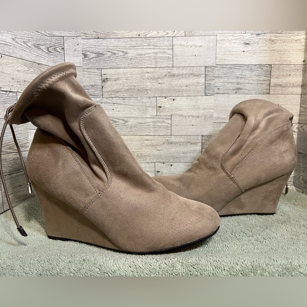 Rouge Women’s wedge cream bootie NEW NWT